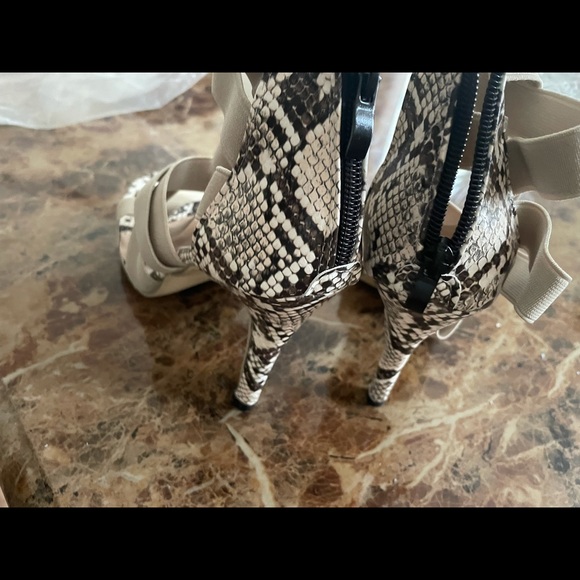 Snakeskin Heels Size 10 - Picture 2 of 4